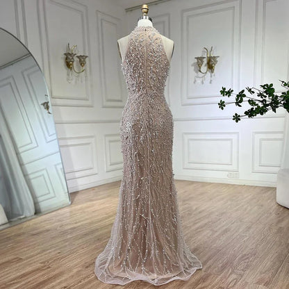 Luxuriöses perlenbesetztes Abendkleid in Nude mit Handschuhen LA72345