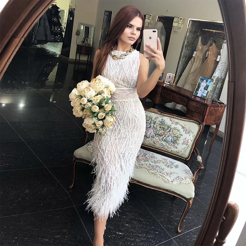 Elegante vestido de noche midi con plumas en blanco y negro LA72076