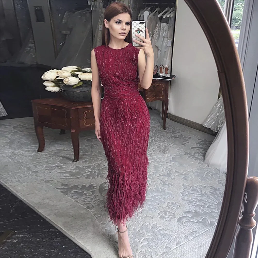 Elegante vestido de noche midi con plumas en blanco y negro LA72076