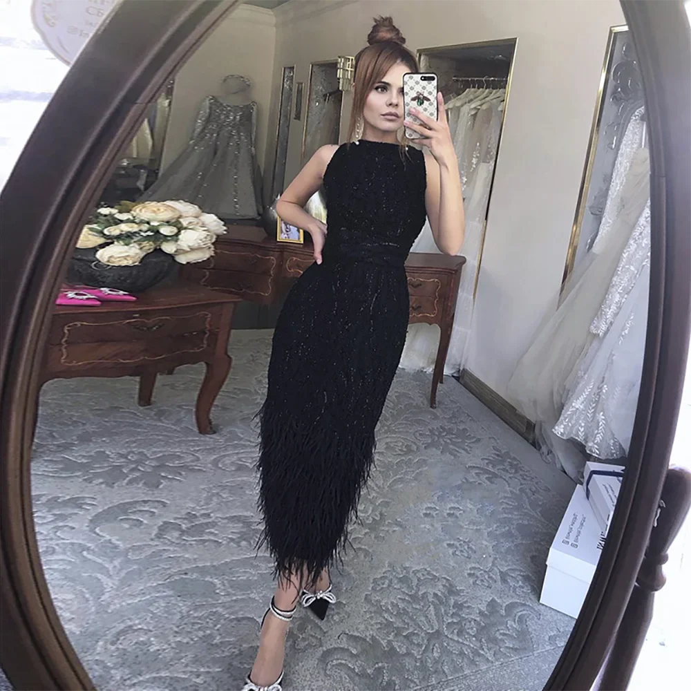 Elegante vestido de noche midi con plumas en blanco y negro LA72076