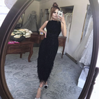 Elegante vestido de noche midi con plumas en blanco y negro LA72076