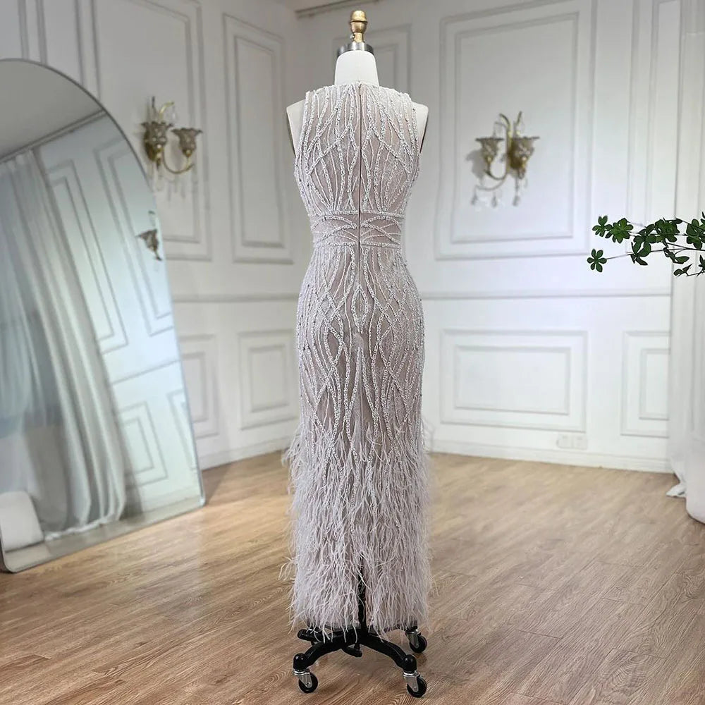 Elegante vestido de noche midi con plumas en blanco y negro LA72076
