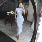 Elegante vestido de noche midi con plumas en blanco y negro LA72076