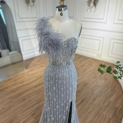 Vestido de noche de lujo con escote sirena gris, un hombro, abertura alta, cuentas y plumas, para mujer, fiesta 2025 LA72347 