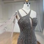 Graues, hautfarbenes Abendkleid mit einer Schulter und Cape-Ärmeln im Meerjungfrau-Stil, hoher Schlitz, langes Kleid mit Perlen für Damenpartys LA72368 