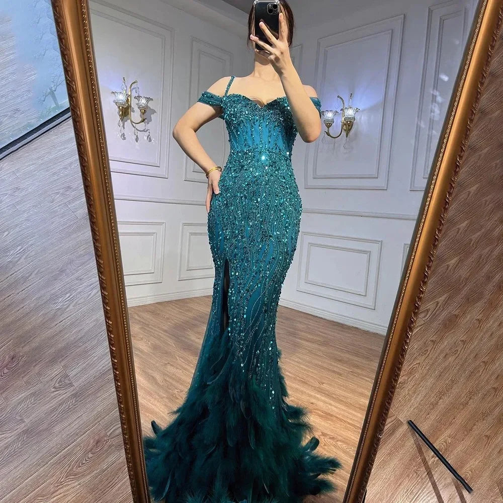 Vestido de noche largo con escote sirena, hombros descubiertos, plumas y cuentas, color verde, para mujer, 2025, LA71650A 