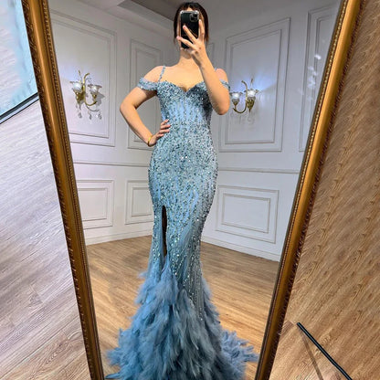 Vestido de noche largo con escote sirena, hombros descubiertos, plumas y cuentas, color verde, para mujer, 2025, LA71650A 