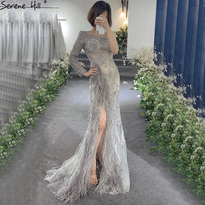 Vestido de noche sexy de sirena con abertura alta en gris 2025, vestido formal de un solo hombro con plumas y cuentas, diseño LA70691 