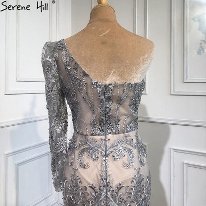 Vestido de noche sexy de sirena con abertura alta en gris 2025, vestido formal de un solo hombro con plumas y cuentas, diseño LA70691 