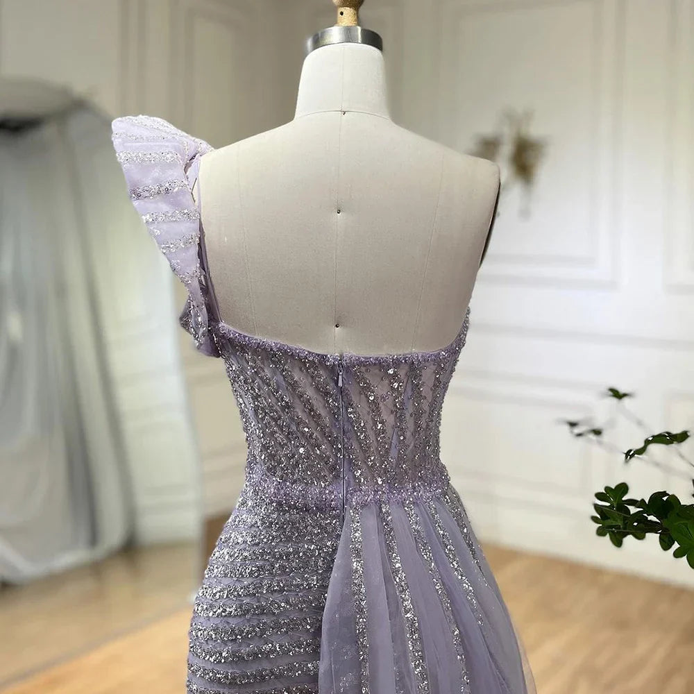 Lilafarbenes Abendkleid im Meerjungfrau-Stil mit einer Schulter und hohem Schlitz und Perlenbesatz LA72277