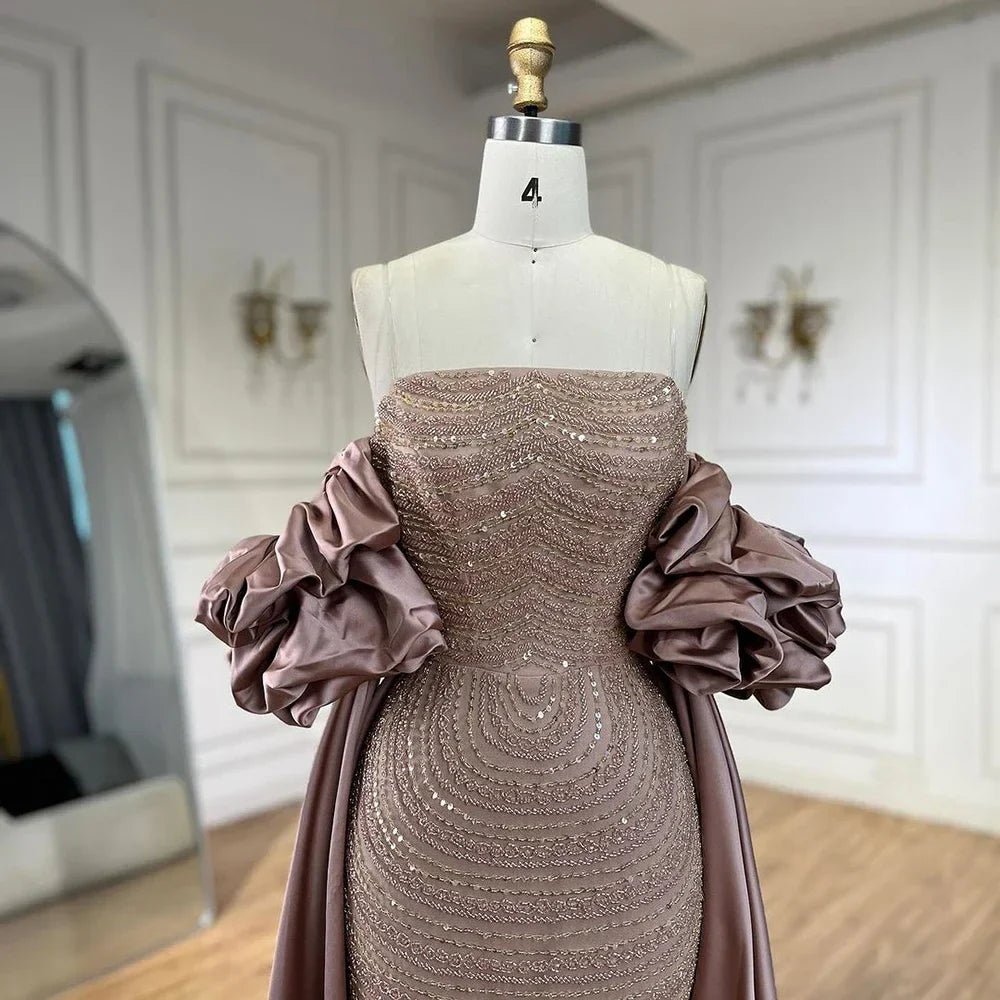 Luxuriöse arabische staubige Rose Abendkleider mit Cape Dubai Elegante trägerlose Midi-Frauen-Hochzeits-Partykleider LA72543 