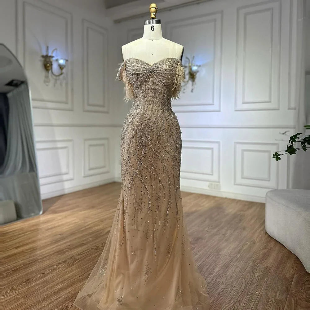 Vestido de noche de sirena con cuentas color piel y detalle de plumas para ocasiones formales 2025 LA72818 