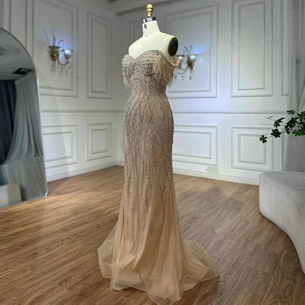 Vestido de noche de sirena con cuentas color piel y detalle de plumas para ocasiones formales 2025 LA72818 