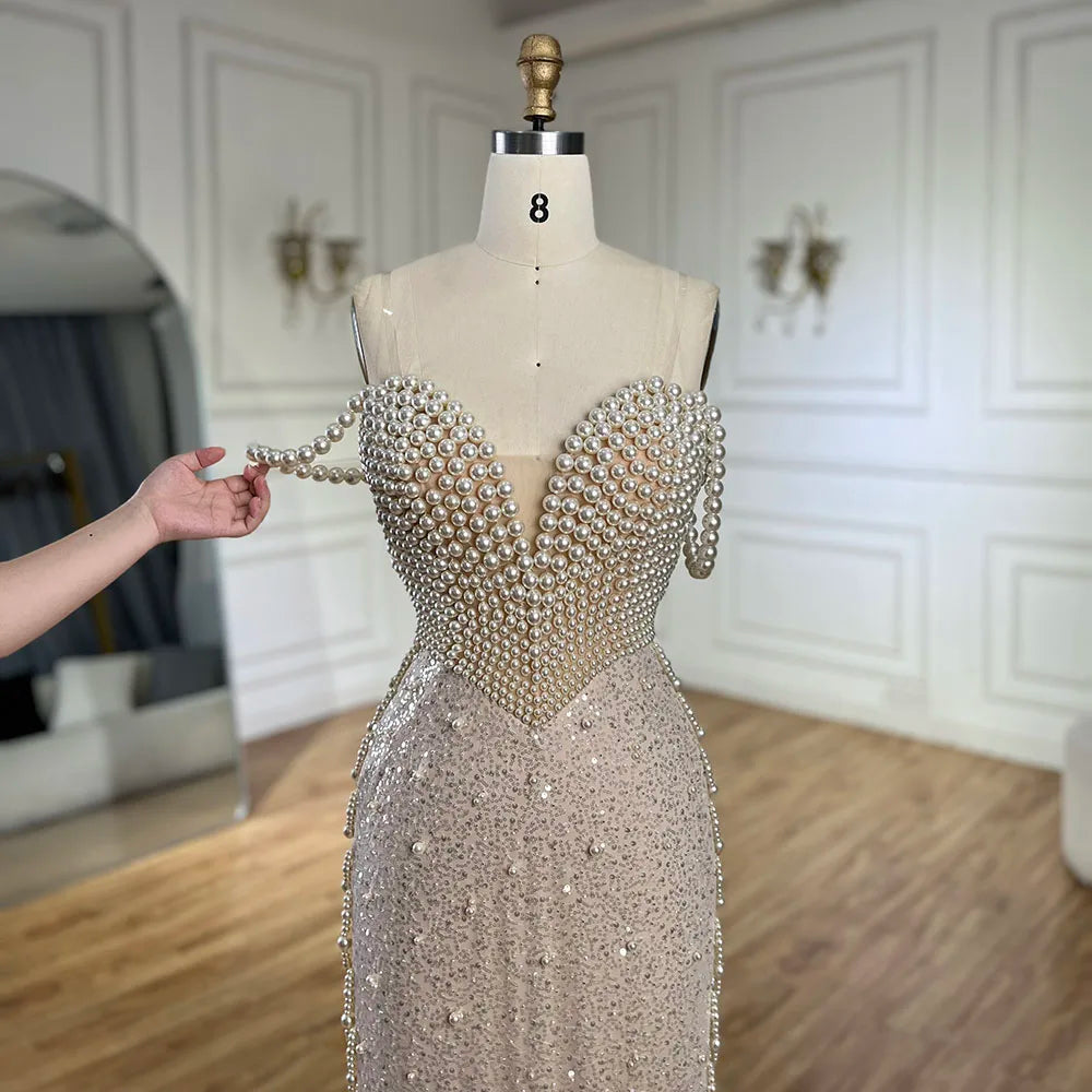 Nudefarbenes Meerjungfrauen-Abendkleid mit Spaghettiträgern und Perlenbesatz – Luxuriöses Dubai-Kleid für die Hochzeitsfeier der Frau LA72393 