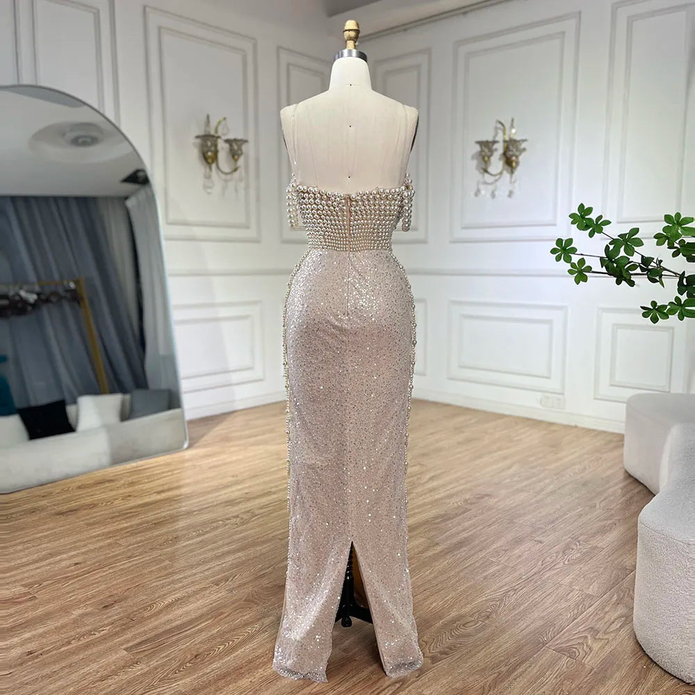 Nudefarbenes Meerjungfrauen-Abendkleid mit Spaghettiträgern und Perlenbesatz – Luxuriöses Dubai-Kleid für die Hochzeitsfeier der Frau LA72393 