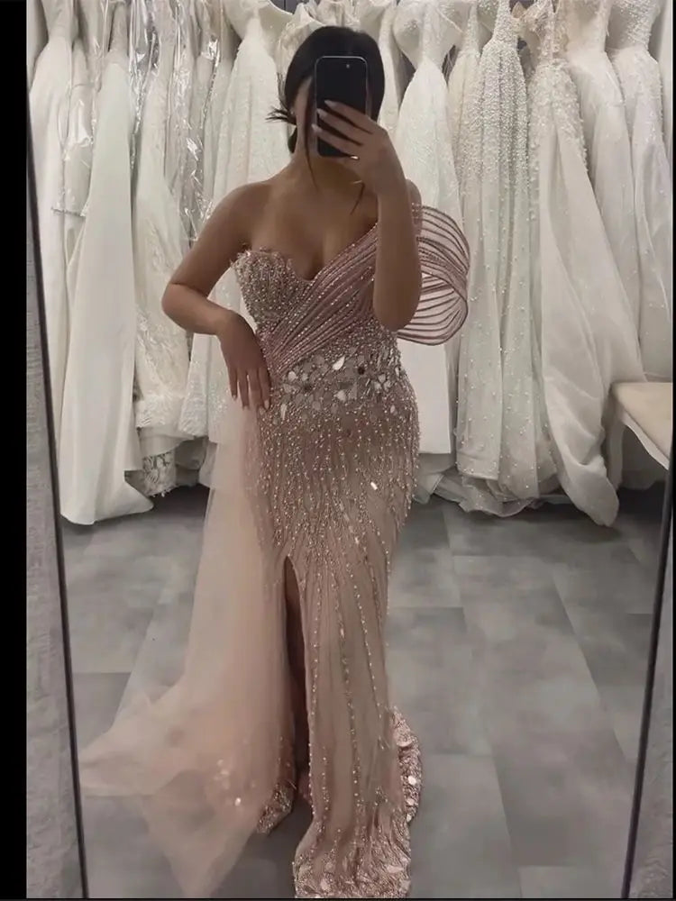 Rosa, perlenbesetztes One-Shoulder-Meerjungfrauen-Abendkleid mit Schlitz und Tülldetail für formelle Anlässe LA72888 2025