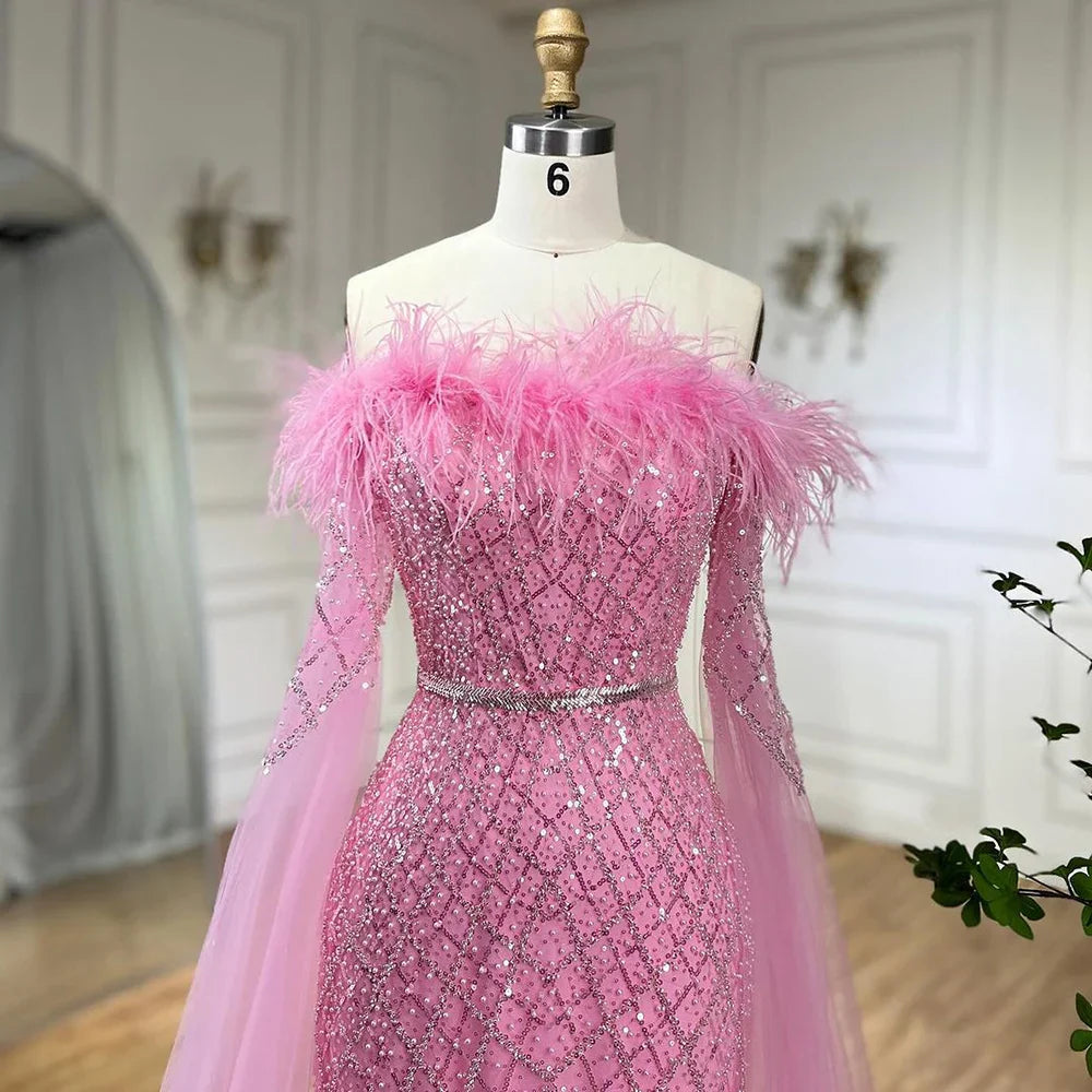 Luxuriöses federrosa Abendkleid mit Cape-Ärmeln LA72169B