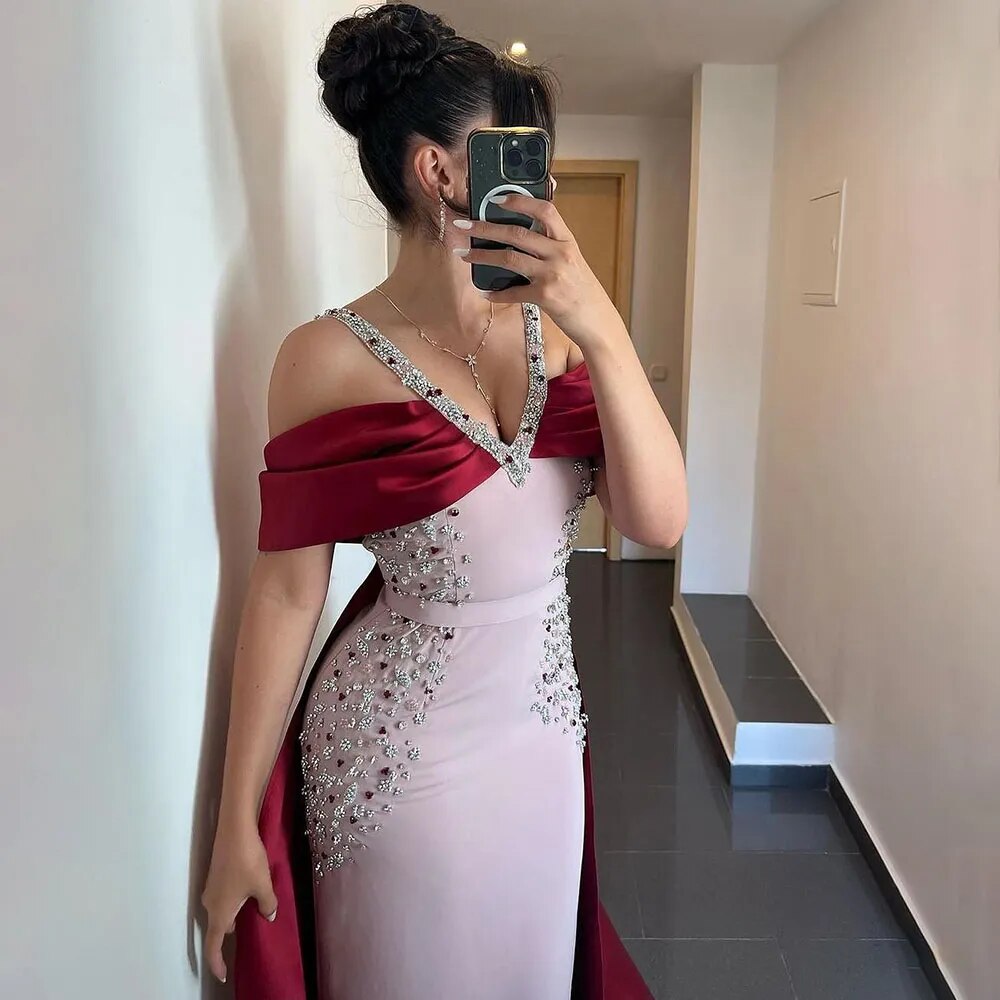 Luxuriöses arabisches rosa-burgunderrotes Meerjungfrau-Abendkleid mit Umhang LA72121