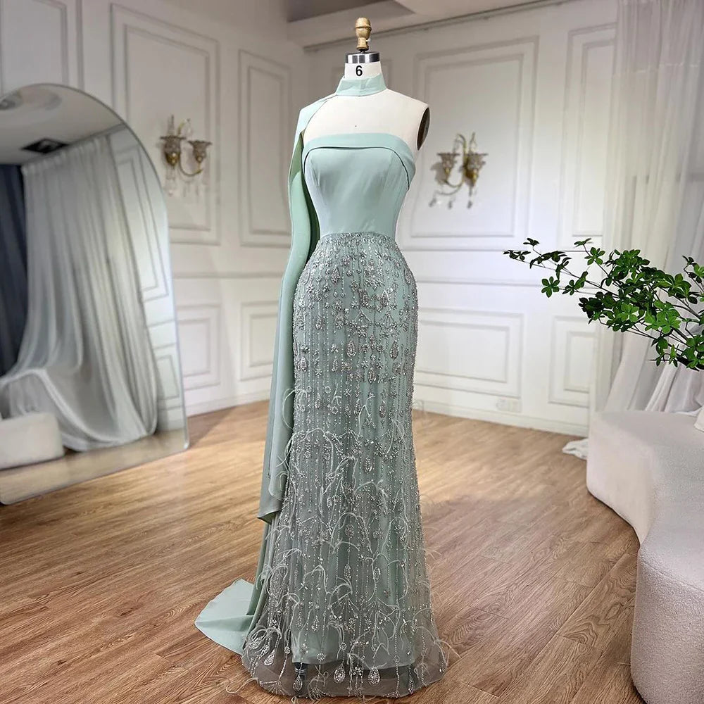Luxuriöses Abendkleid mit Federn in Salbeigrün und Schalumhang LA72290