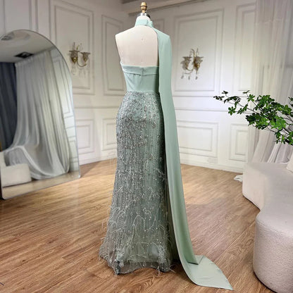 Luxuriöses Abendkleid mit Federn in Salbeigrün und Schalumhang LA72290