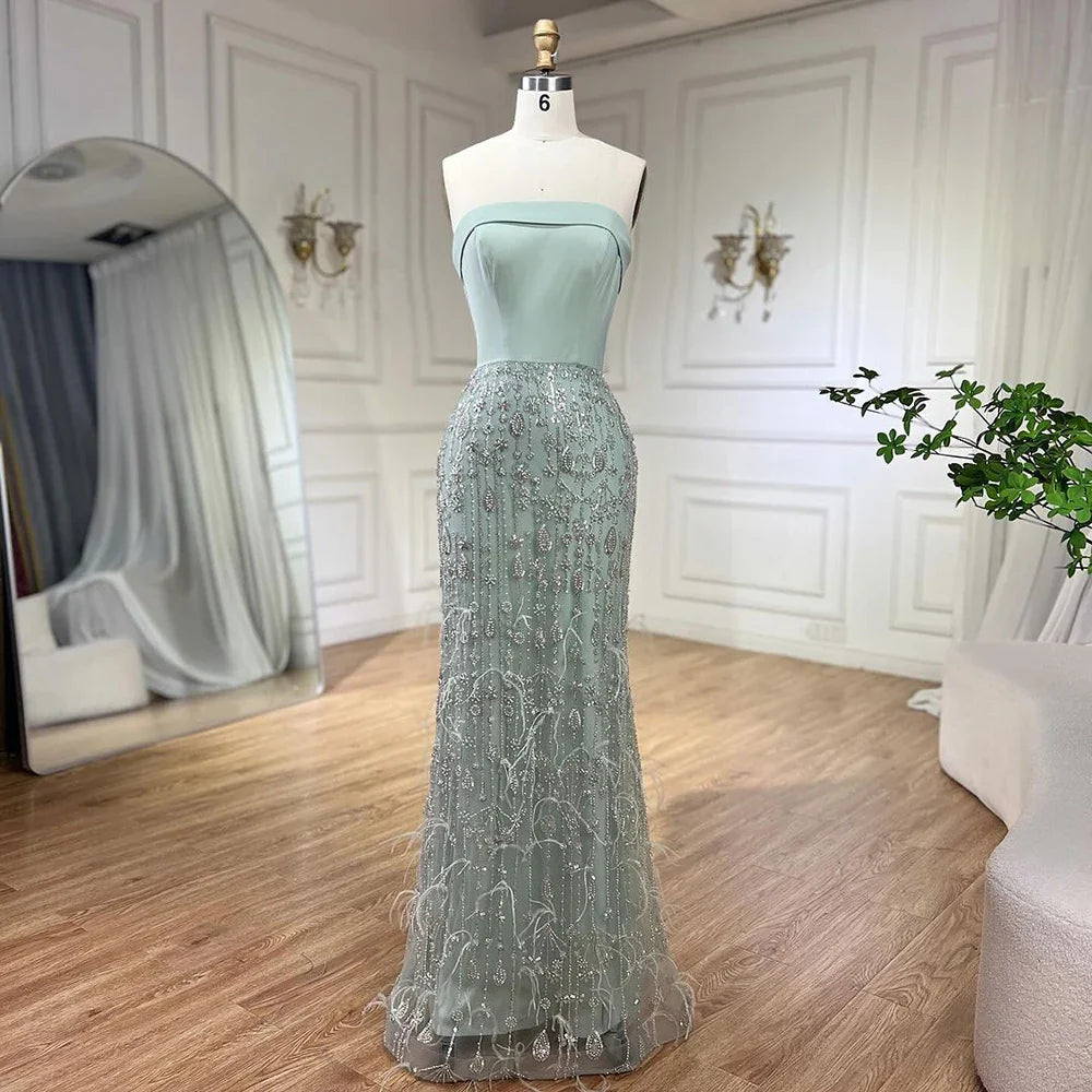 Luxuriöses Abendkleid mit Federn in Salbeigrün und Schalumhang LA72290