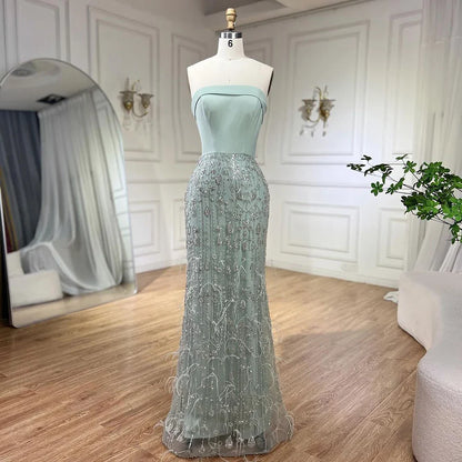 Luxuriöses Abendkleid mit Federn in Salbeigrün und Schalumhang LA72290