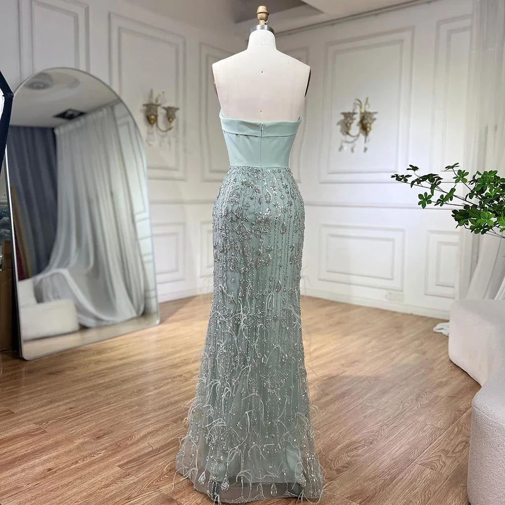 Vestido de noche de lujo con plumas verde salvia y capa con bufanda LA72290