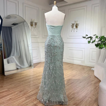 Luxuriöses Abendkleid mit Federn in Salbeigrün und Schalumhang LA72290