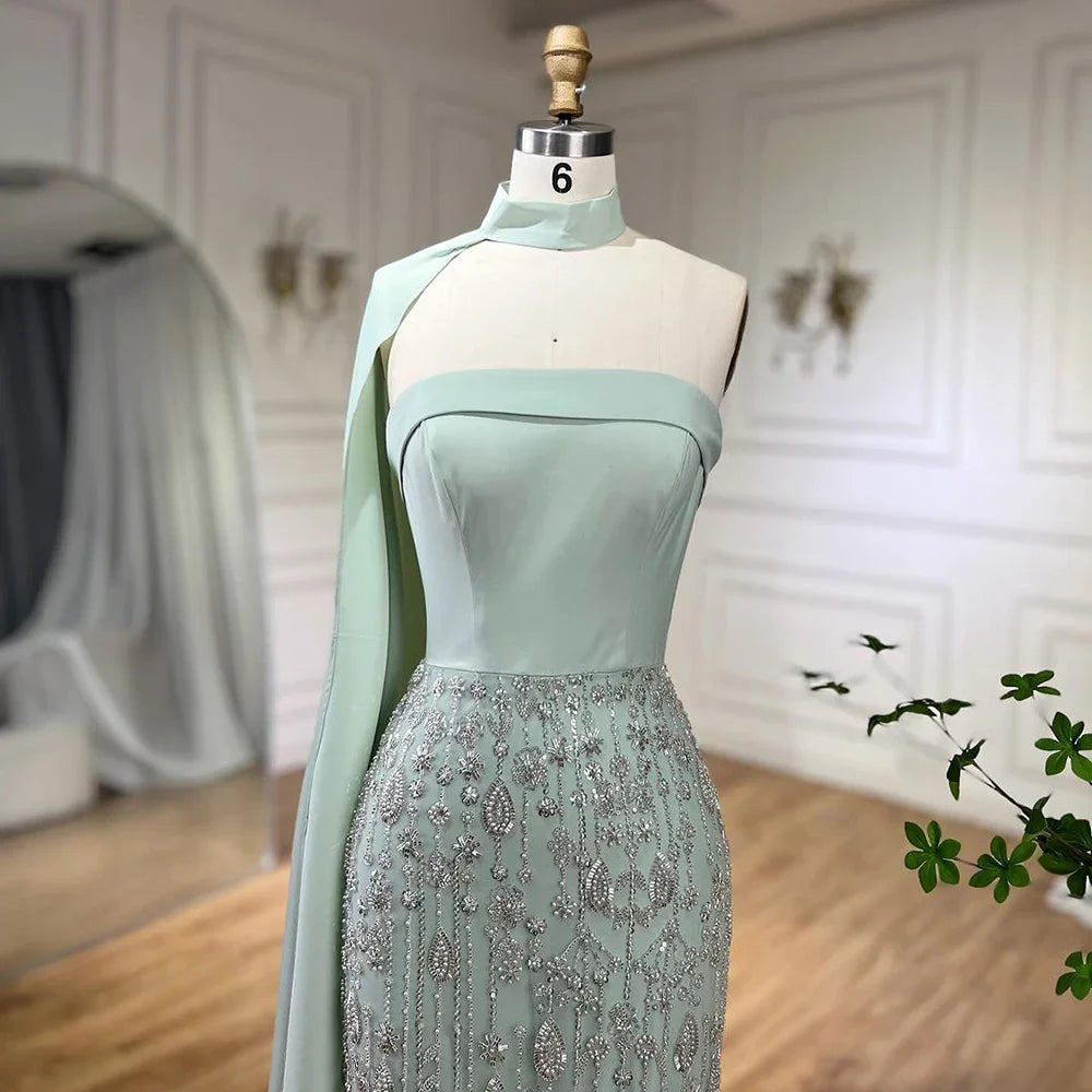 Vestido de noche de lujo con plumas verde salvia y capa con bufanda LA72290