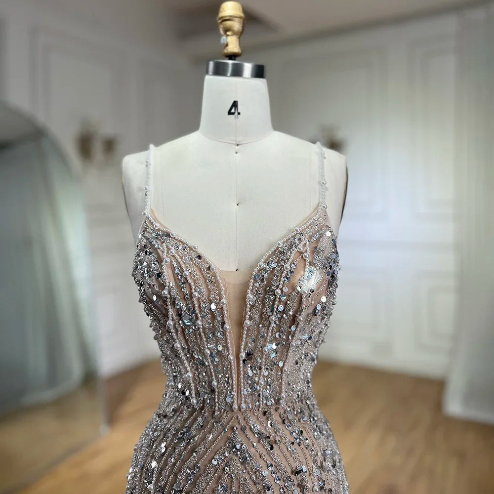 Silber Nude Meerjungfrau Spaghetti mit geteiltem Riemen Perlen Abendkleider Ballkleider Für Frau Party 2025 LA72047B 