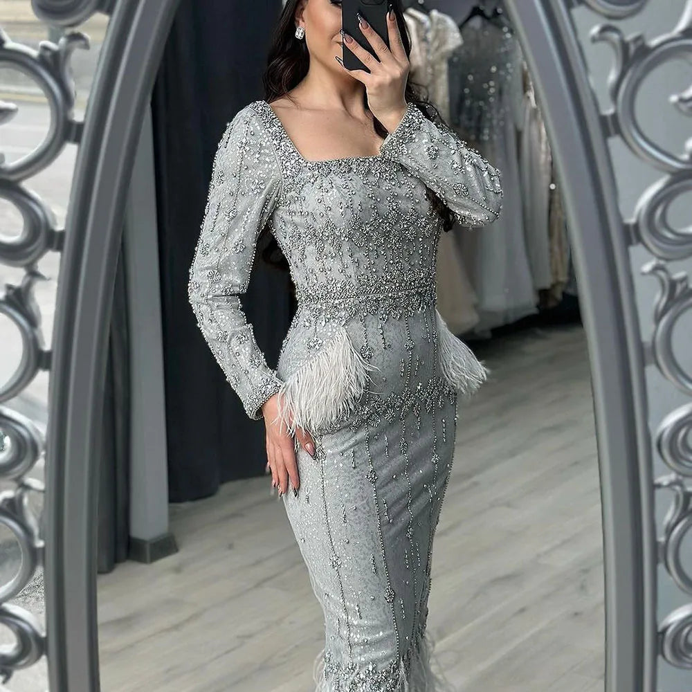 Silbergraues Meerjungfrau-Abendkleid in Teelänge mit Federn LA71669L