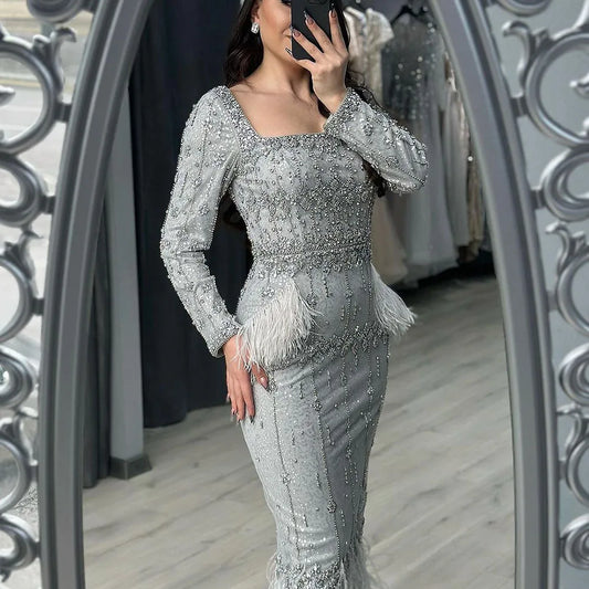 Silbergraues Meerjungfrau-Abendkleid in Teelänge mit Federn LA71669L