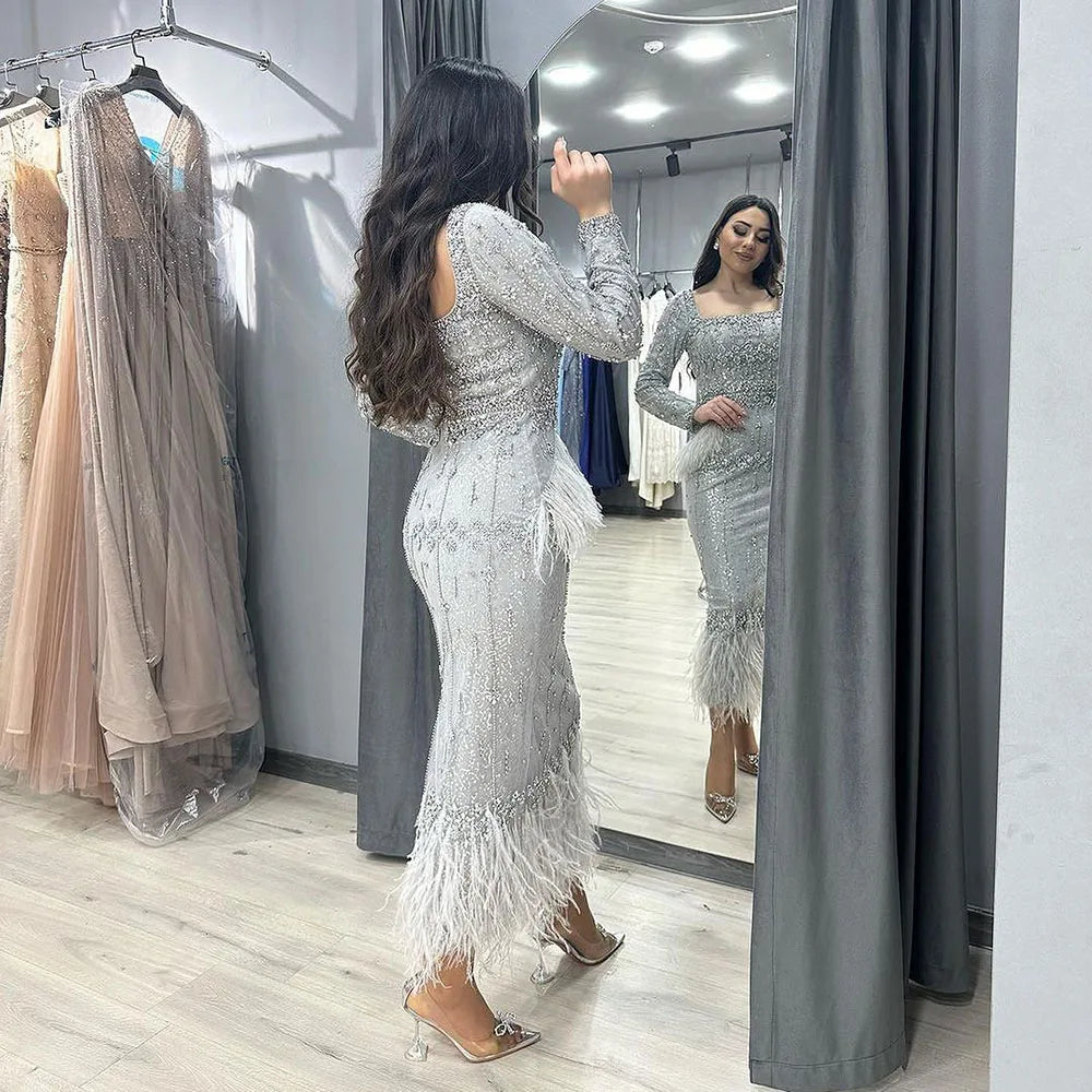 Silbergraues Meerjungfrau-Abendkleid in Teelänge mit Federn LA71669L