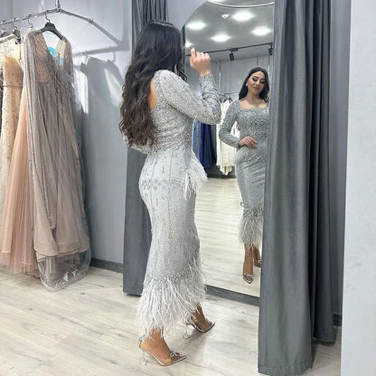 Silbergraues Meerjungfrau-Abendkleid in Teelänge mit Federn LA71669L