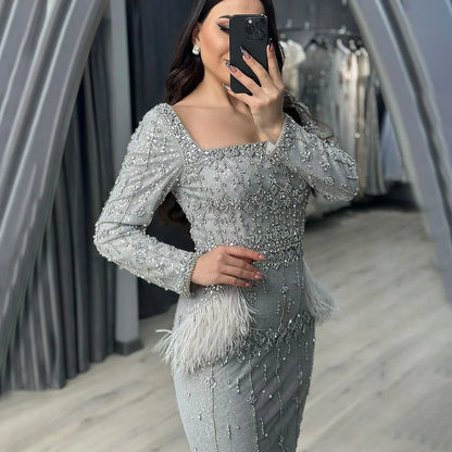 Silbergraues Meerjungfrau-Abendkleid in Teelänge mit Federn LA71669L