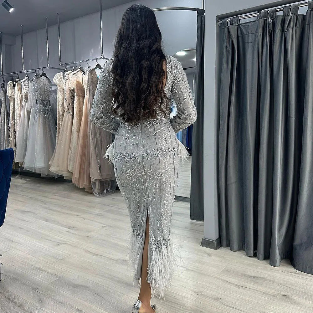 Silbergraues Meerjungfrau-Abendkleid in Teelänge mit Federn LA71669L