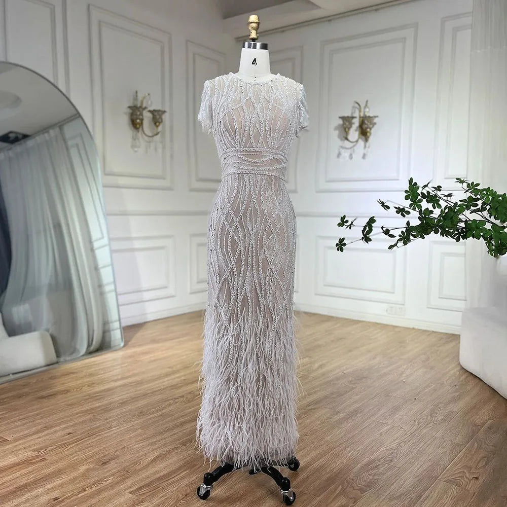 Vestido de noche blanco nude hasta los tobillos con cuentas y plumas LA72076A