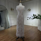 Vestido de noche blanco nude hasta los tobillos con cuentas y plumas LA72076A
