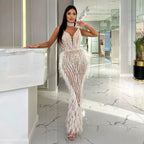 Vestido de noche de sirena color nude blanco con tirantes finos, plumas y cuentas LA72047