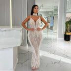 Vestido de noche de sirena color nude blanco con tirantes finos, plumas y cuentas LA72047