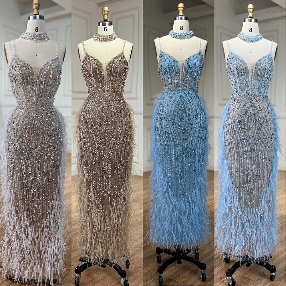 Vestido de noche de sirena color nude blanco con tirantes finos, plumas y cuentas LA72047