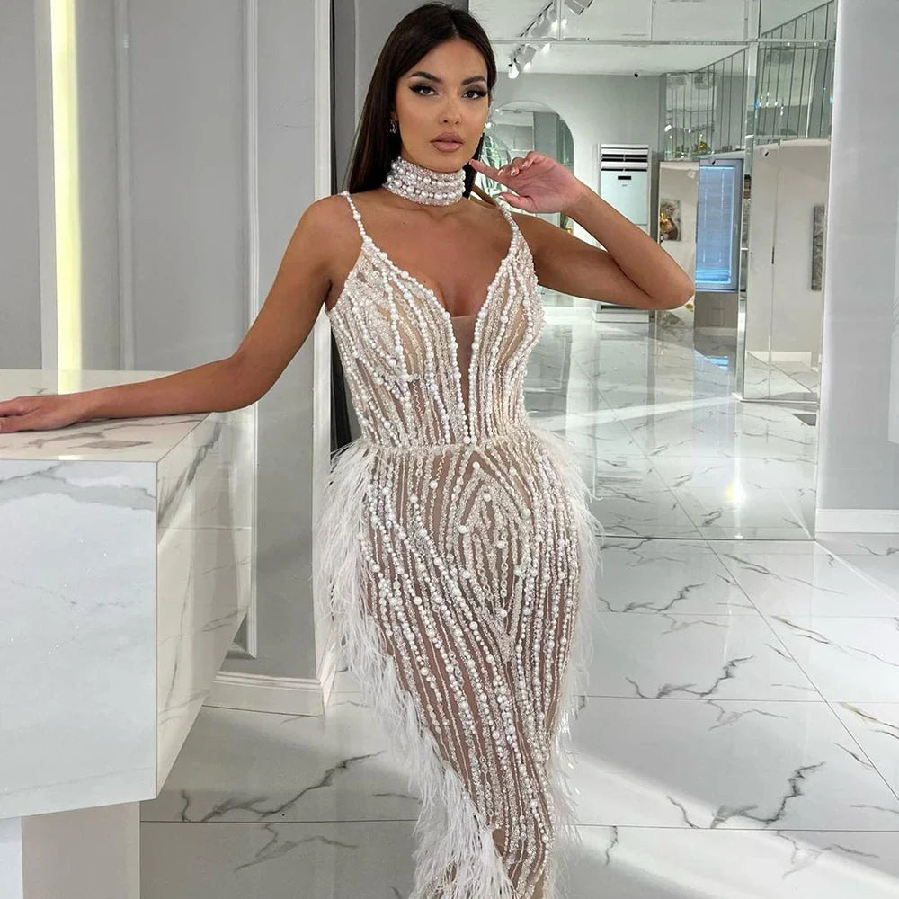Vestido de noche de sirena color nude blanco con tirantes finos, plumas y cuentas LA72047