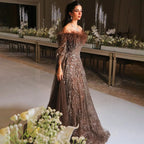 Schulterfreies, federbesetztes, braunes Abendkleid mit Cape-Ärmeln LA72401