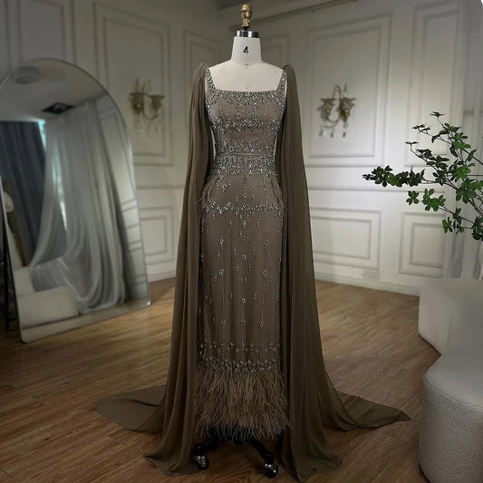 Vestido de noche color caramelo, sirena, largo hasta los tobillos, con cuentas y plumas LA71492B