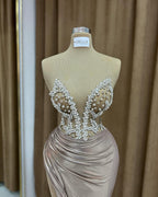 Vestido de fiesta sexy de satén con abertura frontal, sin tirantes, sin mangas y volantes