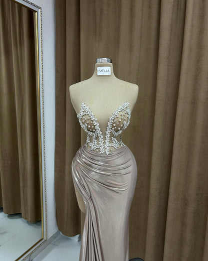 Sexy, säulenförmiges, trägerloses, ärmelloses Ballkleid aus Satin mit Rüschen und Schlitz vorne
