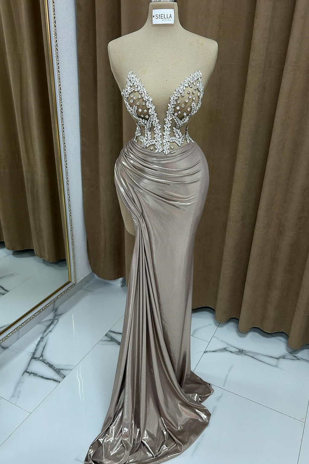 Vestido de fiesta sexy de satén con abertura frontal, sin tirantes, sin mangas y volantes