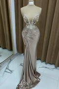 Vestido de fiesta sexy de satén con abertura frontal, sin tirantes, sin mangas y volantes