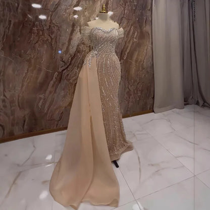 Vestido de noche de sirena de lujo color piel con cuentas y sobrefalda LA72911