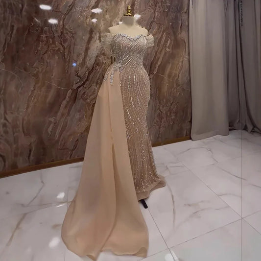 Vestido de noche de sirena de lujo color piel con cuentas y sobrefalda LA72911